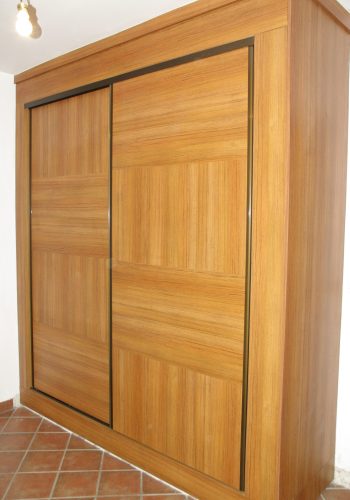 Armario de corredea con diseño en puertas y en color Teka (1)