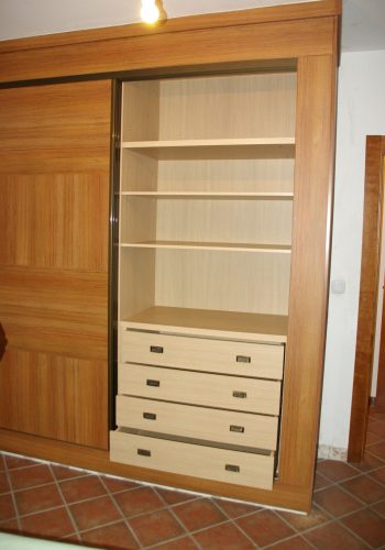 Armario de corredea con diseño en puertas y en color Teka (2)