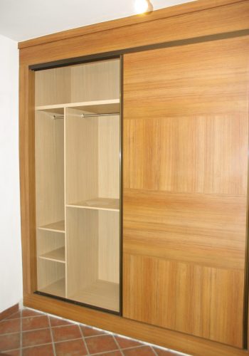 Armario de corredea con diseño en puertas y en color Teka (3)