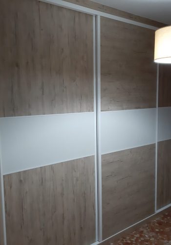 Armario de corredera en roble claro y franja en blanco 1