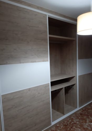 Armario de corredera en roble claro y franja en blanco (2)