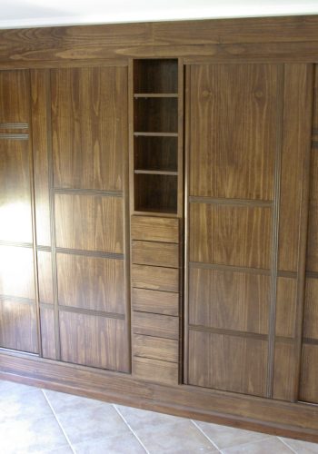 Armario empotrado con puertas de corredera, tintado en nogal 1