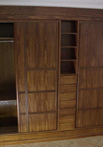 Armario empotrado con puertas de corredera, tintado en nogal 2