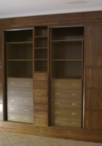 Armario empotrado con puertas de corredera, tintado en nogal 3