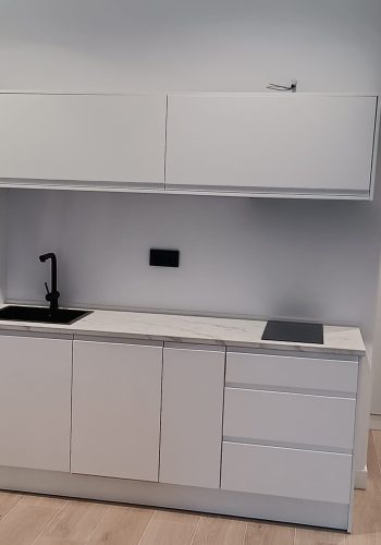 Cocina blanco liso mate.