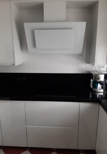 Cocina en blanco brillo, con encimera en granito negro y barra comunicada con el salón 1 (14)