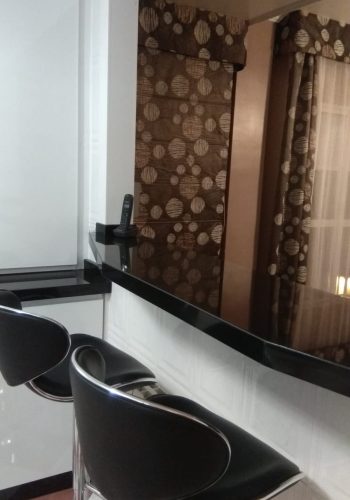 Cocina en blanco brillo, con encimera en granito negro y barra comunicada con el salón 1 (28)