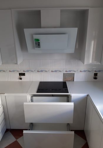 Cocina en blanco brillo, con encimera en granito negro y barra comunicada con el salón 1 (7)