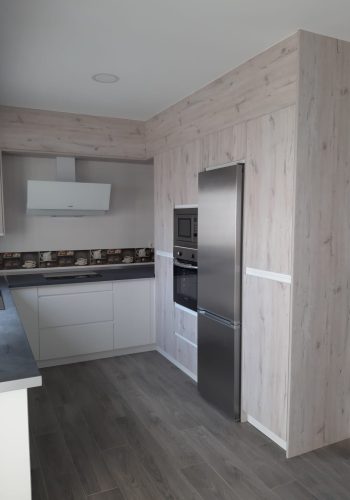 Cocina en color roble decape y blanco 1 (1)