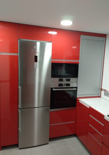 Cocina en rojo brillo con sistemas de extraccion y aprovechamiento 1 (1)