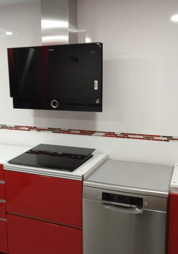Cocina en rojo brillo con sistemas de extraccion y aprovechamiento 1 (2)