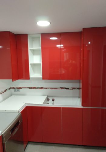 Cocina en rojo brillo con sistemas de extraccion y aprovechamiento 1 (3)