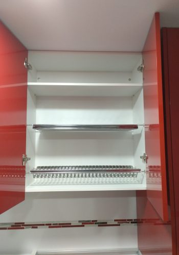 Cocina en rojo brillo con sistemas de extraccion y aprovechamiento 1 (4)