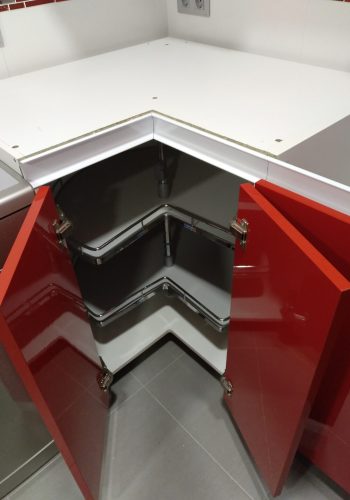 Cocina en rojo brillo con sistemas de extraccion y aprovechamiento 1 (5)