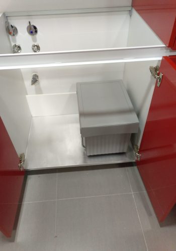 Cocina en rojo brillo con sistemas de extraccion y aprovechamiento 1 (6)
