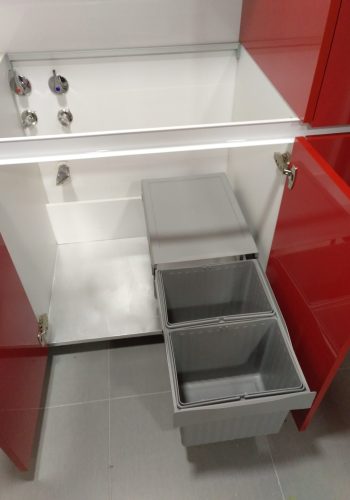 Cocina en rojo brillo con sistemas de extraccion y aprovechamiento 1 (7)