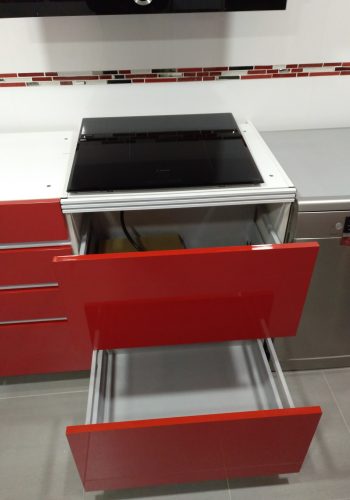 Cocina en rojo brillo con sistemas de extraccion y aprovechamiento 1 (8)
