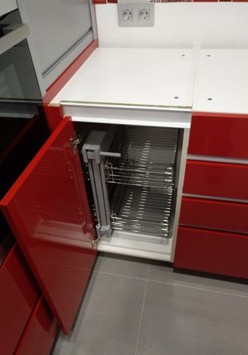 Cocina en rojo brillo con sistemas de extraccion y aprovechamiento 1 (9)