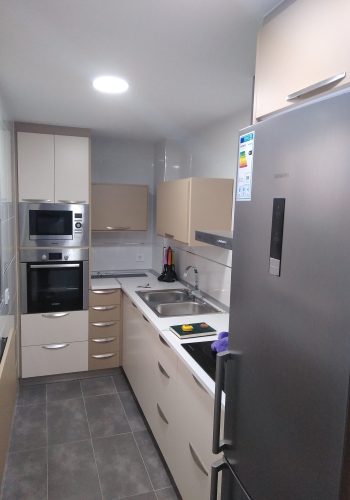 Cocina para espacios pequeños, en color camel y crema 1