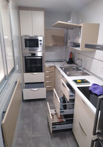 Cocina para espacios pequeños, en color camel y crema 2