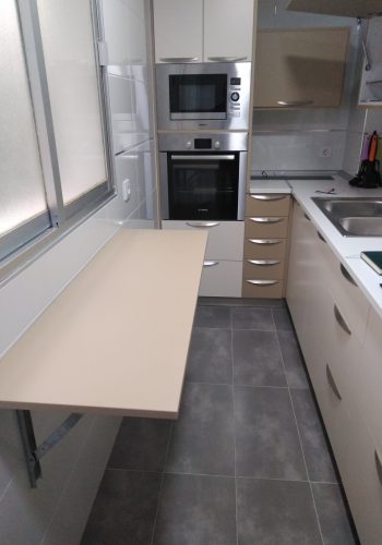 Cocina para espacios pequeños, en color camel y crema 3