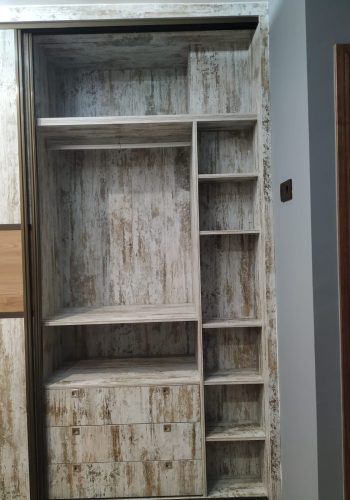 Dormitorio de matrimonio con puertas corredera, mesitas, comoda y cabecero en color Vintage 1 (6)