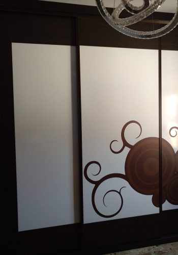 Dormitorio diseñado y fabricado a medida, con impresion en puertas, puertas de corredera y espacios aprovechados 1 (1)