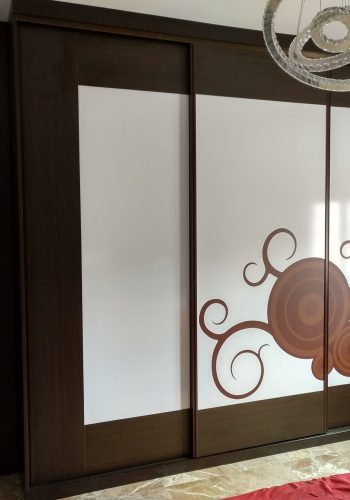 Dormitorio diseñado y fabricado a medida, con impresion en puertas, puertas de corredera y espacios aprovechados 1 (2)