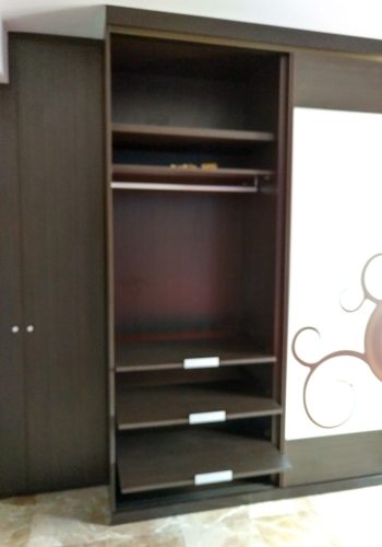 Dormitorio diseñado y fabricado a medida, con impresion en puertas, puertas de corredera y espacios aprovechados 1 (4)