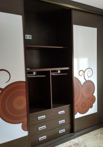 Dormitorio diseñado y fabricado a medida, con impresion en puertas, puertas de corredera y espacios aprovechados 1 (5)