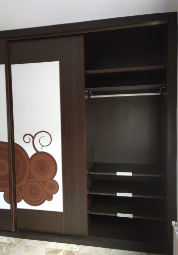 Dormitorio diseñado y fabricado a medida, con impresion en puertas, puertas de corredera y espacios aprovechados 1 (6)
