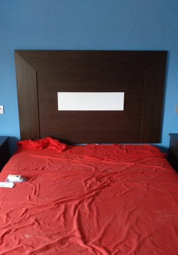 Dormitorio diseñado y fabricado a medida, con impresion en puertas, puertas de corredera y espacios aprovechados 1 (8)