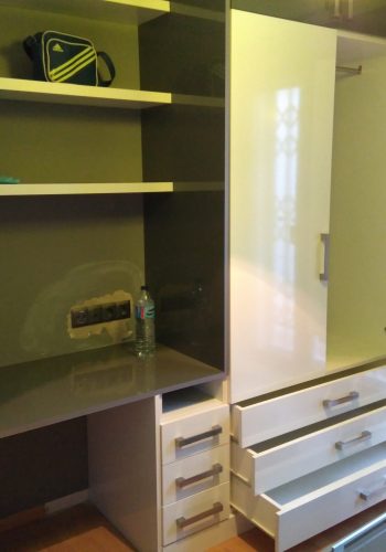 Dormitorio en gris y blanco brillo hecho a mano