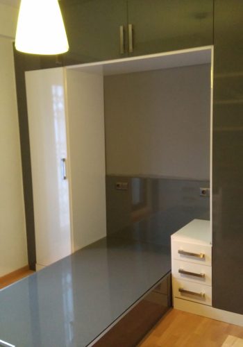Dormitorio en gris y blanco brillo hecho a medida