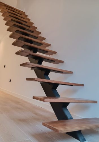Escalera de peldaños de madera y estructura metalica