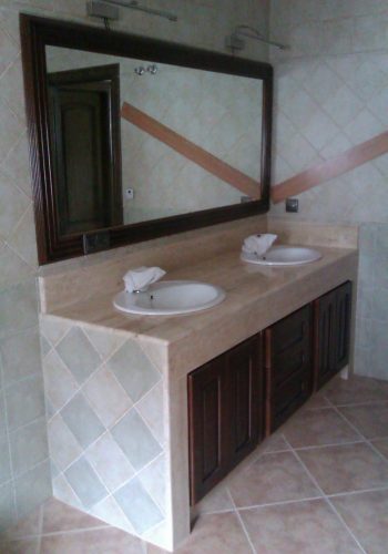Mueble adaptado al hueco para el baño, junto al espejo compañero 1 (1)