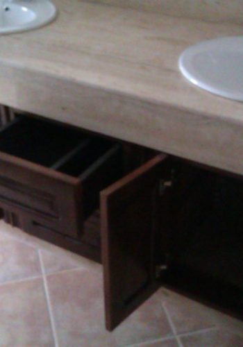 Mueble adaptado al hueco para el baño, junto al espejo compañero 1 (3)