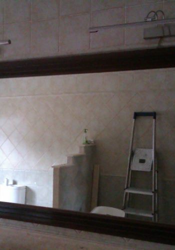 Mueble adaptado al hueco para el baño, junto al espejo compañero 1 (4)