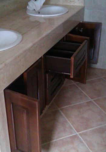Mueble adaptado al hueco para el baño, junto al espejo compañero 1 (5)