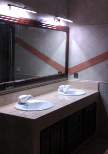 Mueble adaptado al hueco para el baño, junto al espejo compañero 1 (6)