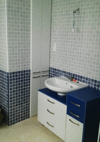 Mueble de baño adaptado al lavabo de pie 1 (1)