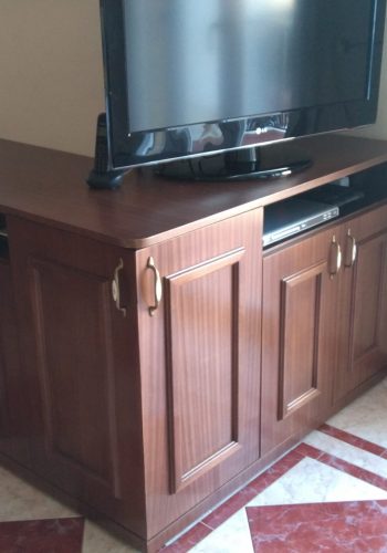 Mueble especial en sapely y fabricado para televisor y respetando el diseño del comedor 1 (1)
