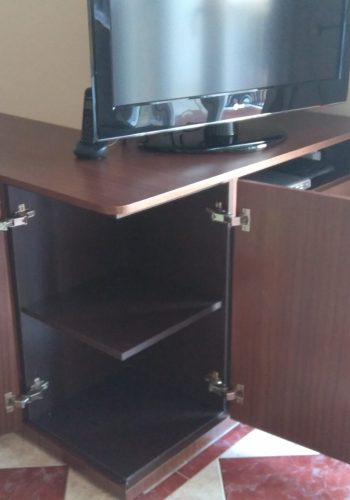 Mueble especial en sapely y fabricado para televisor y respetando el diseño del comedor 1 (2)