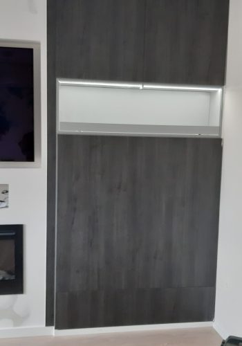 Mueble para el salon de la vivienda, hecho a medida para los espacios disponibles, incluyendo instalación electrica e iluminación