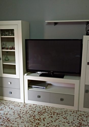 Mueble salon en color blanco cuero, y gris tejido (2)