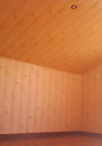 Revestimiento con duela de madera y tarima flotante para un desvan