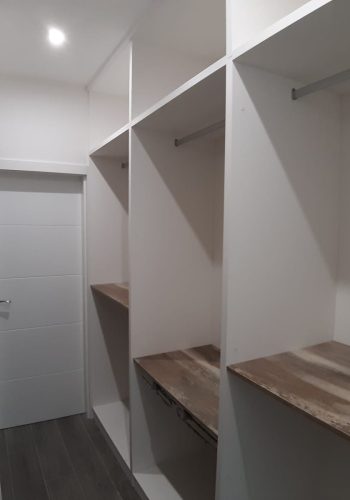 Vestidor en blanco y en color roble, con revestimiento e iluminación 1